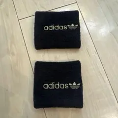 adidas リストバンド　ロゴ刺繍入り