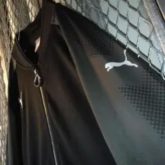 プーマロゴ刺繍ボンバートラックジャケット・ＬＬサイズ黒x墨色xグレーボカシドット