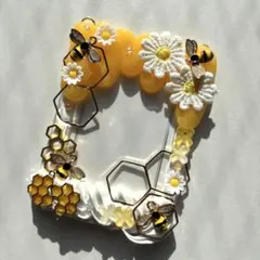 【No.100】ホイップデコ　トレカケース　硬質ケース　黄色　白　蜂蜜　蜂　花