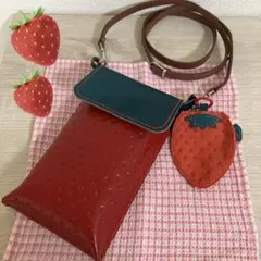 本革レザー　いちごのスマホポーチ　サコッシュ　ミニショルダー　コインケース付♡