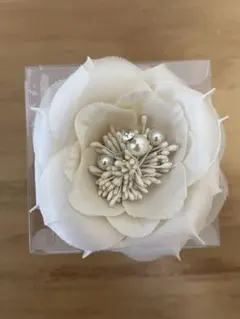 【美品】ホワイト花モチーフ　ブローチ　コサージュ