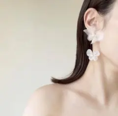 liqui かすみ草パピヨンピアス