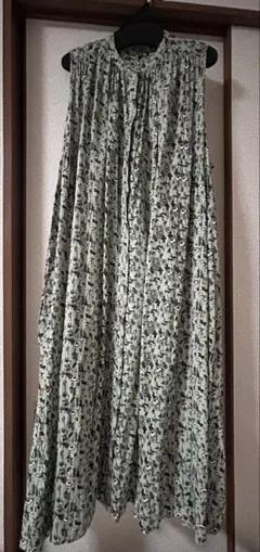 緑色の花柄ノースリーブロングワンピース