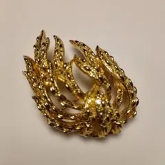 金色の葉の形状のブローチ