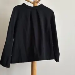 シンプルな黒の長袖シャツ