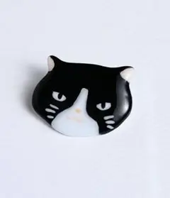 強気の白黒猫のブローチ