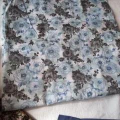 値下げしました。青と黒の花柄 綿プリント生地