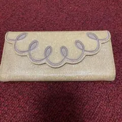 ベージュ 波型刺繍 長財布