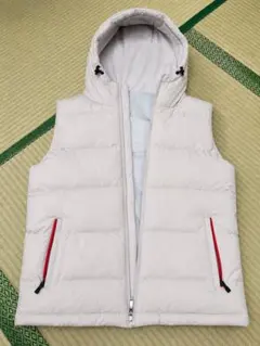ホワイトダウンベスト フード付き