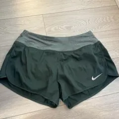 Nike ダークグリーン ショートパンツ