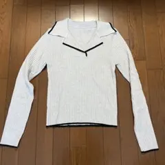 Dazy グレー Vネックトップスレディース