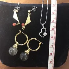 ピアスとネックレスのアクセサリーセット