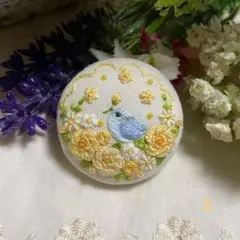 ハンドメイドくるみボタン刺繍ブローチ♡春のお花畑と小鳥さん