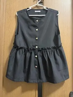 ブラック フリル付きぺプラムベスト