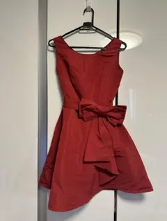 赤いリボン付きパーティードレス
