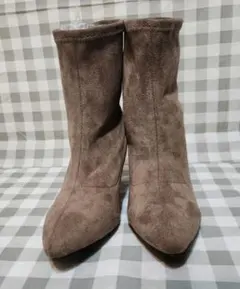 グレーブラウンスエード風 ショートブーツ ヒール付き