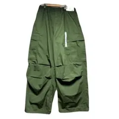 GU スーパーワイドカーゴパンツ　カーキ　Mサイズ