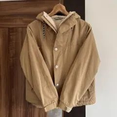 フード付きベージュジャンパー