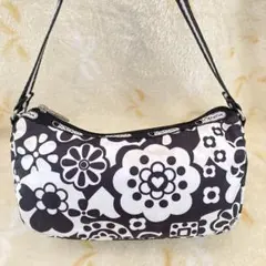 LeSportsac ショルダーバッグ 黒地花柄