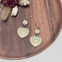 アイボリーのチェコ風ビーズピアス／イヤリング《No.138》