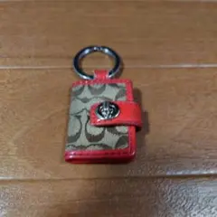 d*7様 COACHシグネチャー キーホルダー レッド ベージュ
