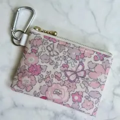 リバティ　ベッツィ バタフライ　ローズ　カラビナ　ポーチ キーホルダー　ピンク リバティ ベッツィ バタフライ ローズ カラビナ ポーチ キーホルダー