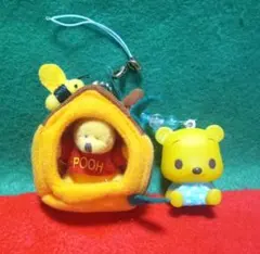昔のプーさんストラップ　２個セット〜ビーズ付きとお家から出せるプーさん☆
