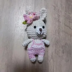 ウサギのあみぐるみ 桜　キーホルダー
