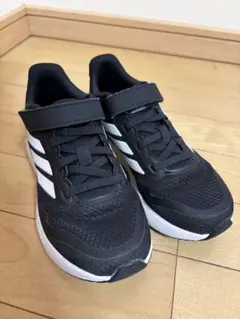 アディダス adidas スニーカー ブラック 黒　19cm キッズ