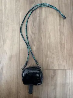 adidas ショルダーバッグ ブラック エナメル素材 ストリート ミニバッグ