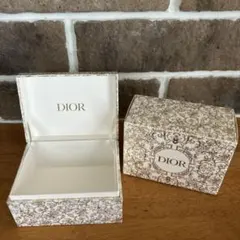 Dior ギフトボックス 装飾的デザイン　ノベルティ