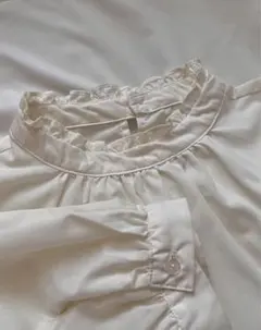 earth music&ecology スタンドフリルネックブラウス アイボリー