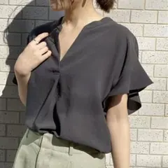 Spick&Span フレアスリーブスキッパーブラウス　袖フリルのサムネイル