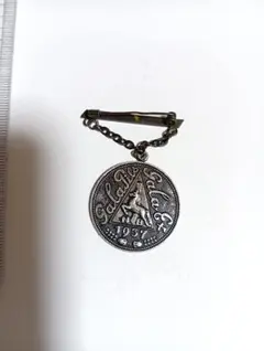 馬 メダル型ブローチ チェーン付き