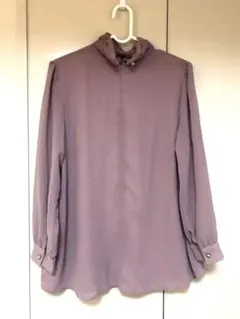 薄紫のハイネックシャツ
