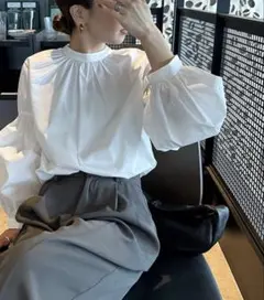 select MOKA by son ボリュームギャザースリーブブラウス