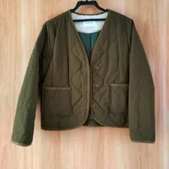 メイソングレイ オリーブ色 ノーカラーキルティングジャケット