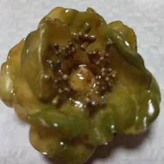 花形ブローチ 黄緑色