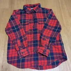 赤と紺のチェック柄長袖シャツ