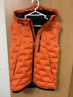 オレンジ フード付き ダウンベスト