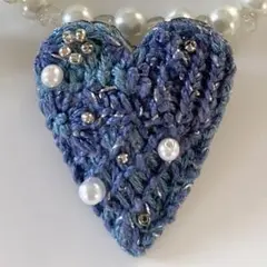 373 刺繍　ブローチ　ハート　ブルー　パールビーズ　ハンドメイド