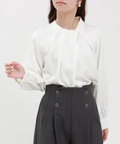 TRUDEA アシメネックパール装飾ブラウス アイボリー Mのサムネイル