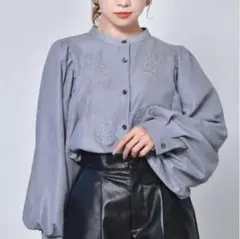 エムズエキサイト ノーカラーブラウス ボリューム袖 花柄刺繍 ブルー系 ゆったり