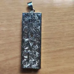 LOVE 透かし彫り ペンダントトップ シルバーカラー
