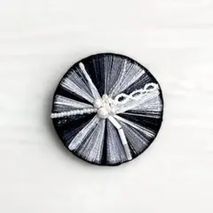 【モノトーンカラーのグラデーション刺繍ブローチ】ハンドメイド　ビーズ刺繍