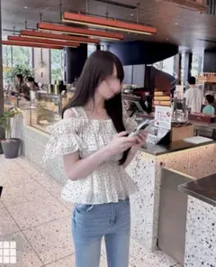 ドット柄フリルオフショルダー