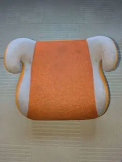 オレンジのジュニアシート