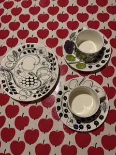 アラビア　パラティッシ　コーヒーカップ、ティーカップ、お皿３点セット