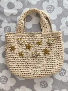 星と花刺繍のベージュかごバッグ
