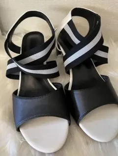 【SHEIN】大人気！値下げ！送料込み！ブラック&ホワイトのサンダル